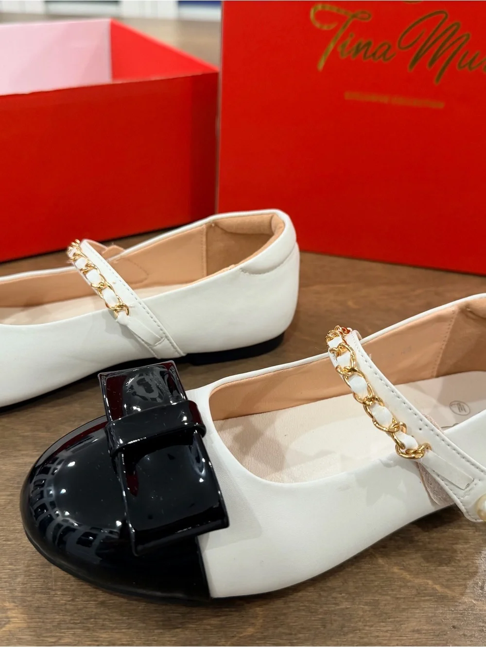 Tina Mur White and Black patent bow Mary Jane Flats size 34 Girls